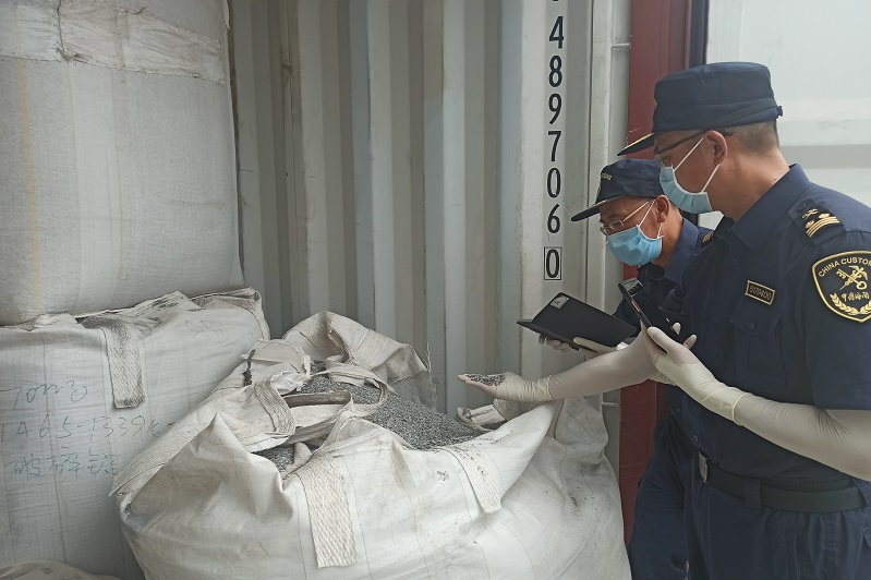 广州海关关员在对进口再生金属进行现场查验（李维健摄）